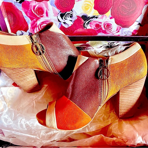 Amazing Lucky Brand Leather Colorblock Open-Toe Booties with Stacked Heel! - Picture 2 of 8